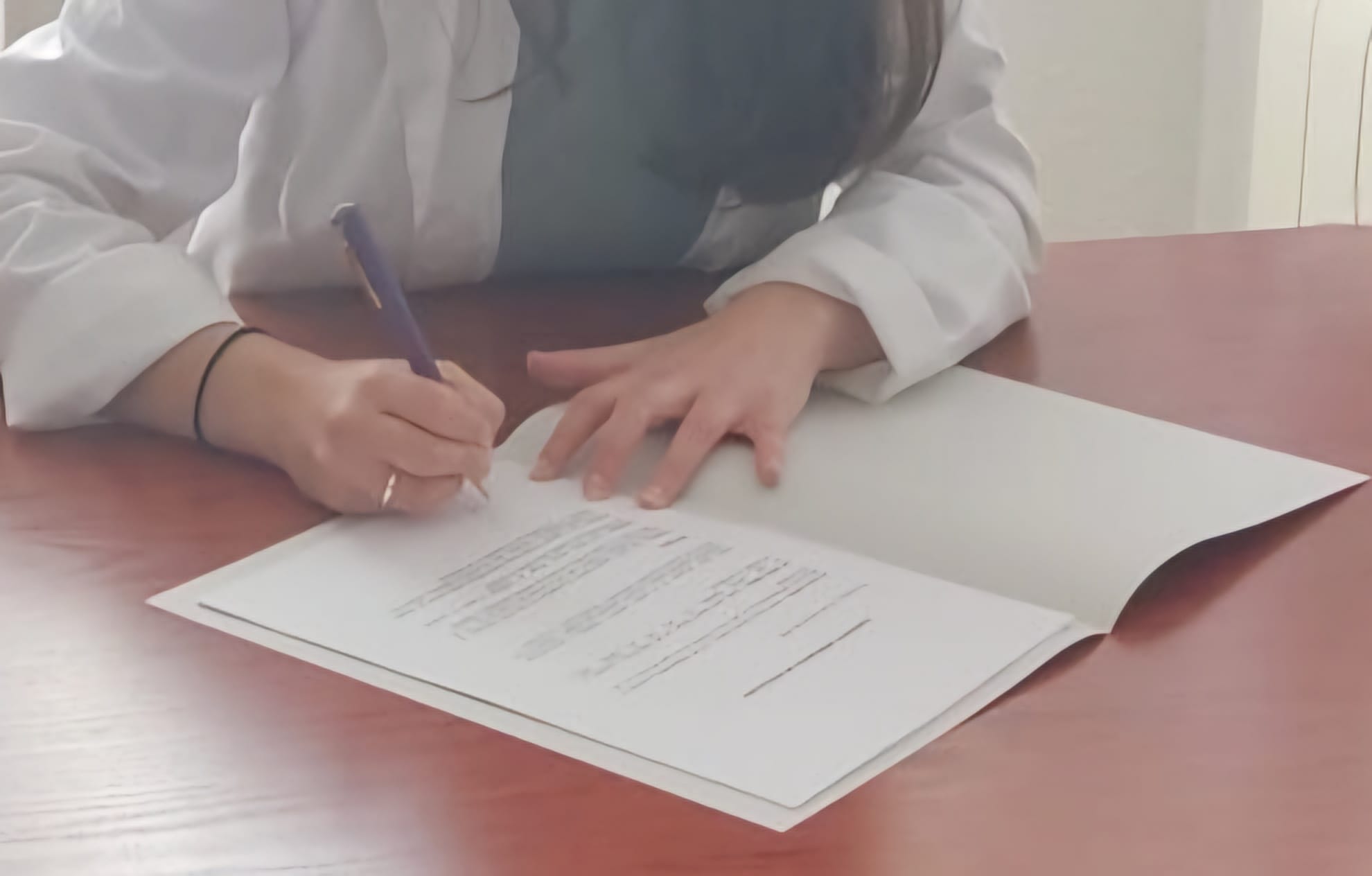 Foto de una mujer escribiendo en un papel