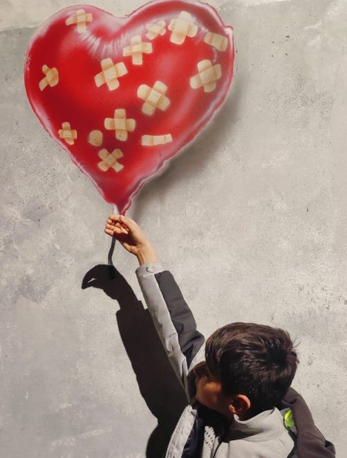foto de un niño en un mural con un corazon